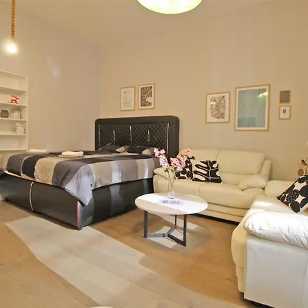 East Spacious In The Heart Of Apartment